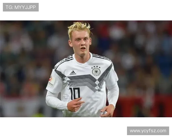 小国足球明星的崛起与奋斗历程：从默默无闻到世界舞台的闪耀